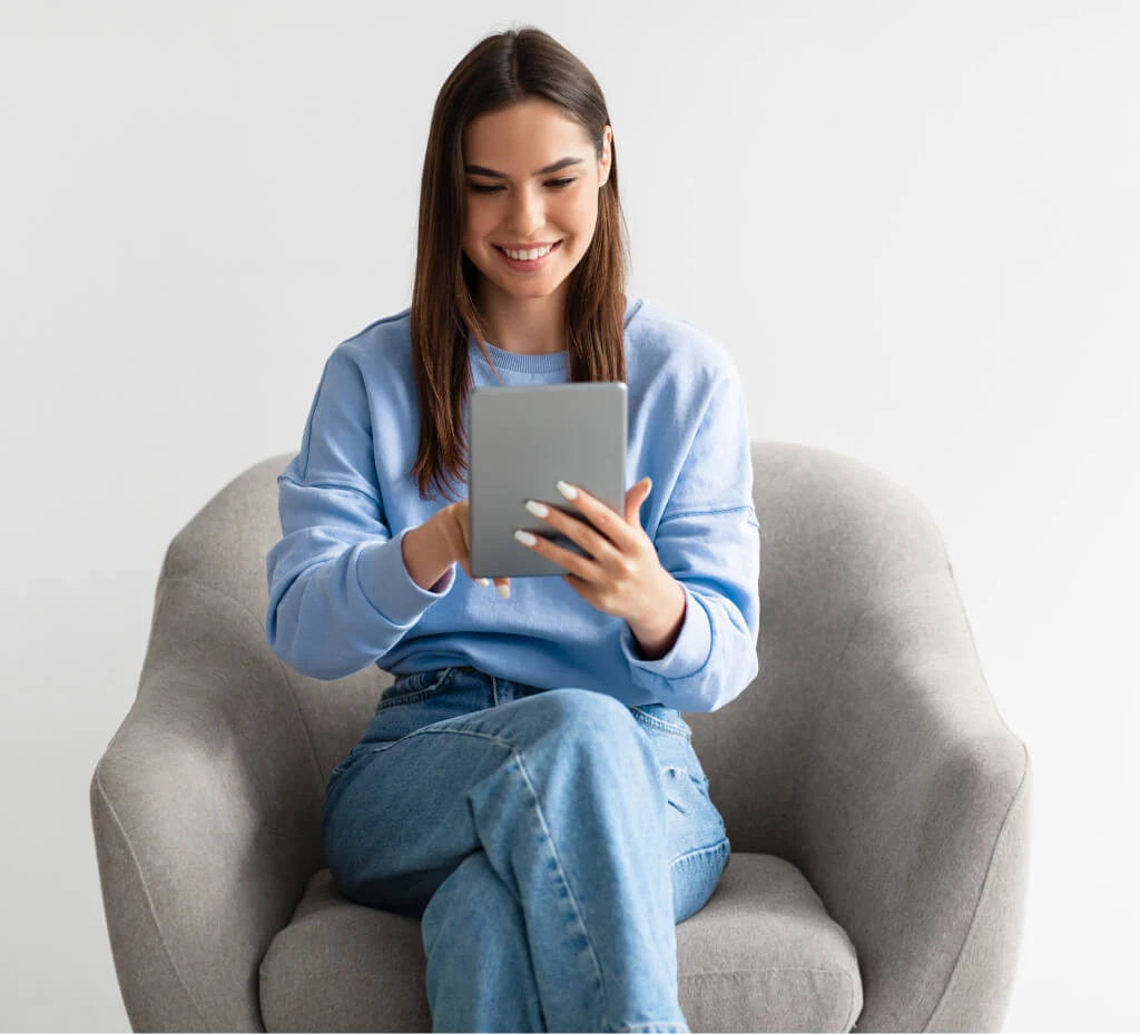 client-souriant devant-une tablette